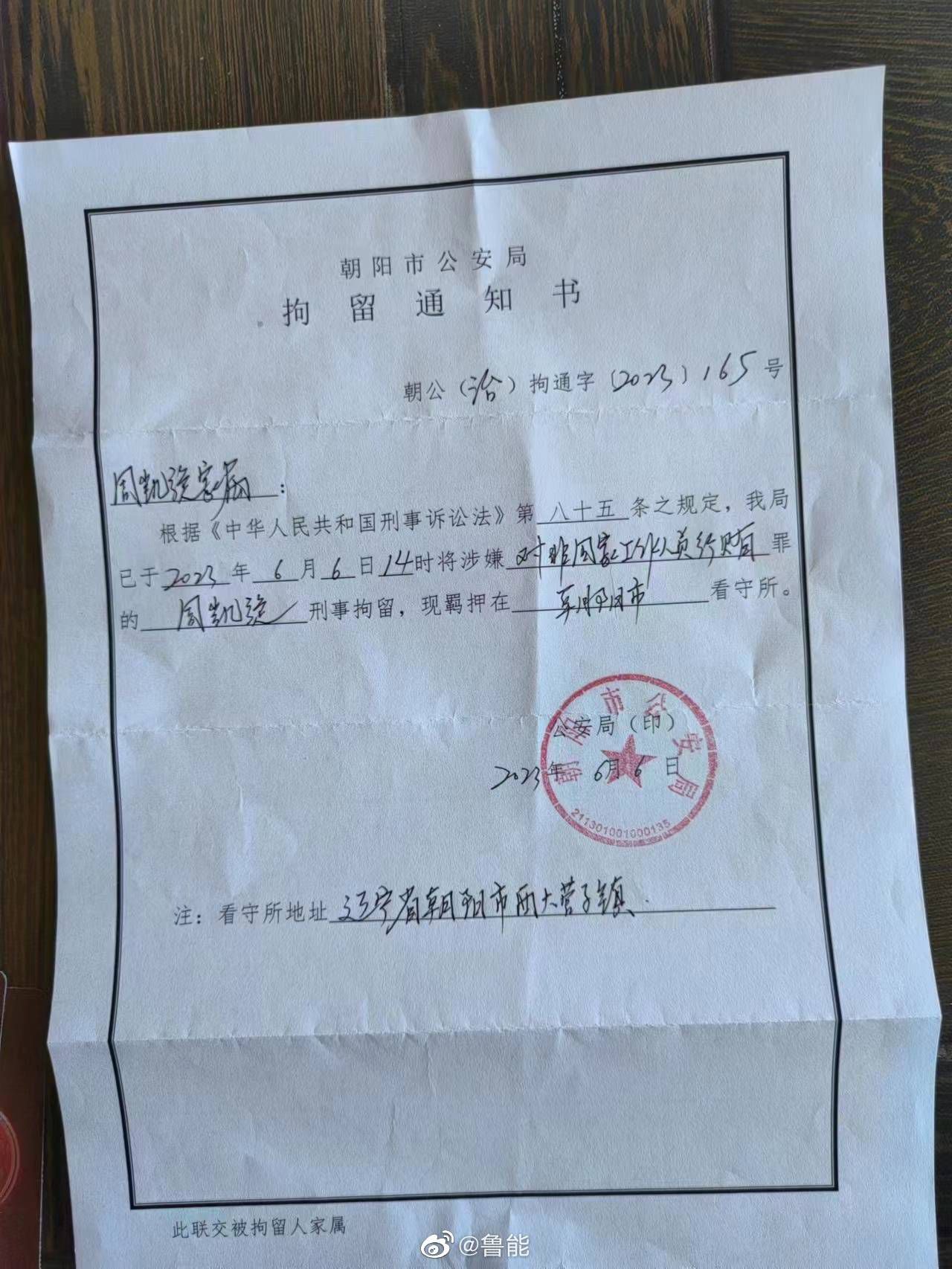 整个仪式庄严宏大，掀起了影片的高潮，上台受奖的片刻伊萨克的思绪奔向了另一片天地，响亮的配乐也随即被失落迷茫的提琴曲所代替，我的意识偏离了那天的大事……在混乱的事件中我似乎洞悉了一种超凡的逻辑